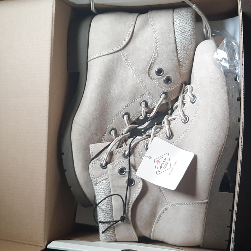 NWT st johns bay boot